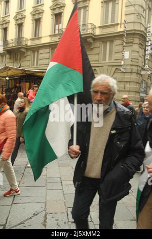 Florenz, Toscana/Florenz, 25. April 2022, Italien: Demonstration in Florenz, um das Ende der Besatzung und die Befreiung vom Nazi-Faschismus am 25. April 1945 zu feiern.im Bild ein GV der Demonstration (Bild: © Salvatore Esposito/Pacific Press via ZUMA Press Wire) Stockfoto