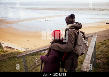 Wanderpaar auf einer Klippe über dem Strand Stockfoto