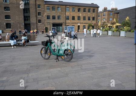 Kings Cross, London, England. Kornplatz. Human Forest Elektrofahrräder zu mieten; Stockfoto
