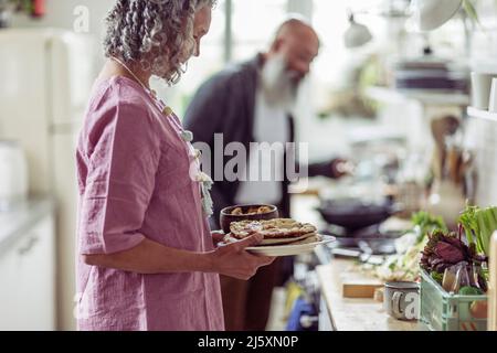 Älteres Paar in Küche Stockfoto