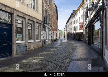 Touristen, die auf engen Gassen zwischen mittelalterlichen Gebäuden in Aachen spazieren Stockfoto