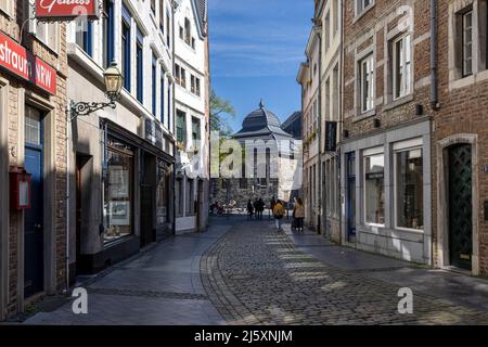 Touristen, die auf engen Gassen zwischen mittelalterlichen Gebäuden in Aachen spazieren Stockfoto