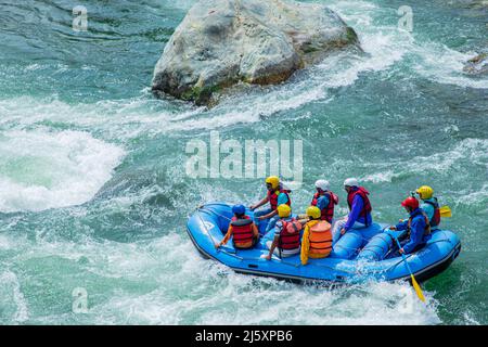 Srinagar, Indien. 24. April 2022. Indische Touristen werden gesehen Rafting in einem Lidder Fluss in Pahalgam ein berühmtes Touristenziel in der Himalaya-Region indischen verwaltet Kaschmir. River Rafting in Kaschmir vor allem im Lidder Valley bei Pahalgam hat sich zu einem der beliebtesten Abenteuersportarten entwickelt. Einige der Top-Touristenziele in Kaschmir wie Pahalgam und Sonmarg bieten einen idealen Ort für Flussrafting. Kredit: SOPA Images Limited/Alamy Live Nachrichten Stockfoto