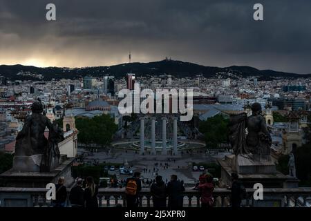 Der spanische Platz und der magische Springbrunnen während des Frühlingssturms Stockfoto