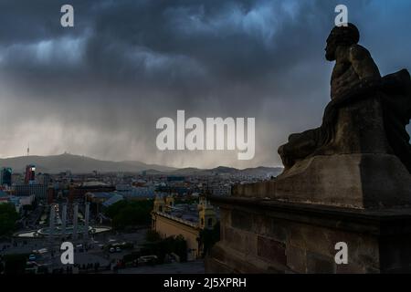 Der spanische Platz und der magische Springbrunnen während des Frühlingssturms Stockfoto