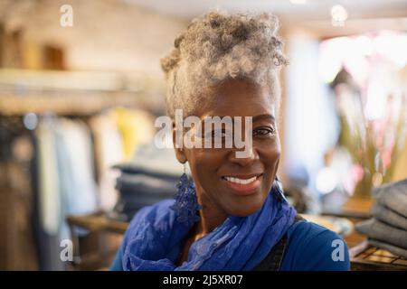 Portrait schöne ältere Frau im Geschäft Stockfoto