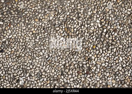 Vollrahmen Kieselsteine eingebettet in Beton Bürgersteig Hintergrundstruktur Stockfoto