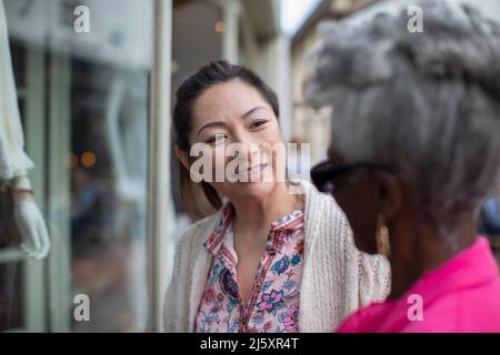Freundinnen im Schaufenster Stockfoto