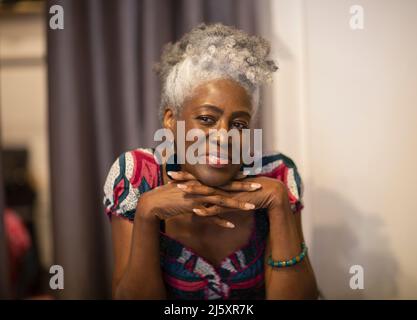 Portrait selbstbewusst hoffnungsvoll ältere weibliche Ladenbesitzerin Stockfoto