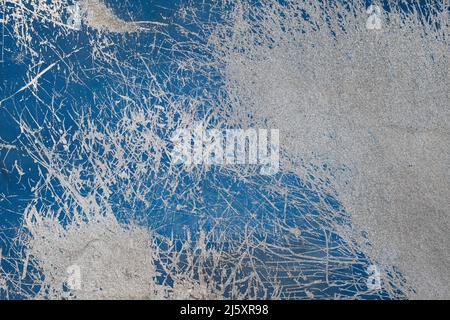 Blaue Zementwand mit Kratzern und Rissen Hintergrundtextur Stockfoto