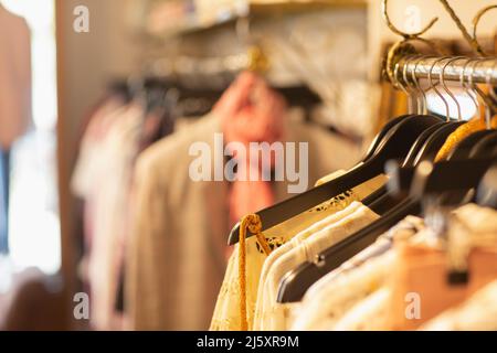 Kleidung an Kleiderbügeln in der Bekleidungsboutique Stockfoto