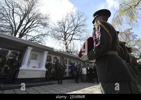 Caslav, Tschechische Republik. 26. April 2022. Die Urne mit den Leichenüberresten eines Kommandanten des tschechoslowakischen Geheimdienstes, Brigadegeneral Frantisek Moravec, wurde am Dienstag, den 26. April 2022, in seinem Heimathaus Caslav, Tschechien, in einem örtlichen Kolosseum begraben. Kredit: Lubos Pavlicek/CTK Foto/Alamy Live Nachrichten Stockfoto