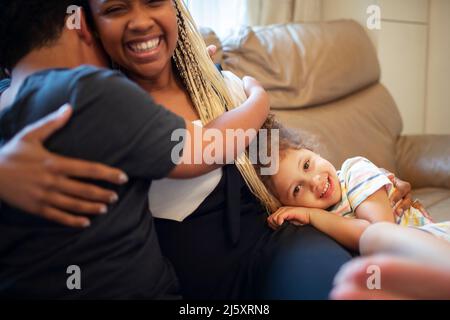 Portrait glücklich liebevoll Mutter und Kinder umarmen Stockfoto