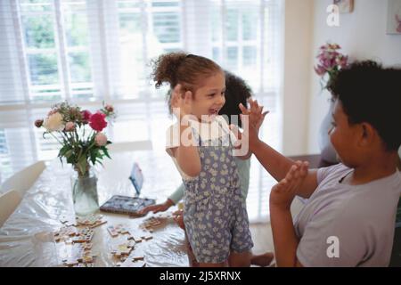 Bruder und Schwester hoch fiving Stockfoto