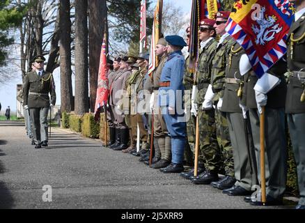 Caslav, Tschechische Republik. 26. April 2022. Die Urne mit den Leichenüberresten eines Kommandanten des tschechoslowakischen Geheimdienstes, Brigadegeneral Frantisek Moravec, wurde am Dienstag, den 26. April 2022, in seinem Heimathaus Caslav, Tschechien, in einem örtlichen Kolosseum begraben. Kredit: Lubos Pavlicek/CTK Foto/Alamy Live Nachrichten Stockfoto