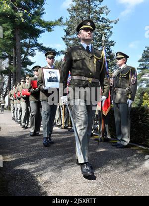 Caslav, Tschechische Republik. 26. April 2022. Die Urne mit den Leichenüberresten eines Kommandanten des tschechoslowakischen Geheimdienstes, Brigadegeneral Frantisek Moravec, wurde am Dienstag, den 26. April 2022, in seinem Heimathaus Caslav, Tschechien, in einem örtlichen Kolosseum begraben. Kredit: Lubos Pavlicek/CTK Foto/Alamy Live Nachrichten Stockfoto