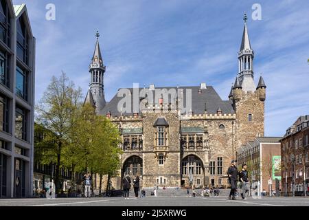 Aachener Rathaus und Touristen an einem hellen Frühlingstag Stockfoto