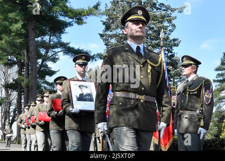 Caslav, Tschechische Republik. 26. April 2022. Die Urne mit den Leichenüberresten eines Kommandanten des tschechoslowakischen Geheimdienstes, Brigadegeneral Frantisek Moravec, wurde am Dienstag, den 26. April 2022, in seinem Heimathaus Caslav, Tschechien, in einem örtlichen Kolosseum begraben. Kredit: Lubos Pavlicek/CTK Foto/Alamy Live Nachrichten Stockfoto