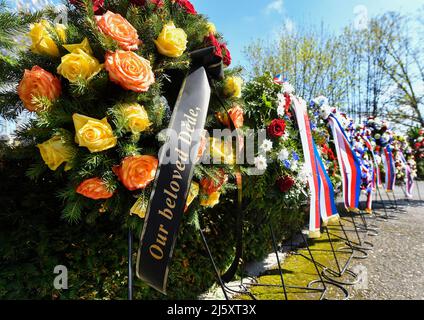 Caslav, Tschechische Republik. 26. April 2022. Die Urne mit den Leichenüberresten eines Kommandanten des tschechoslowakischen Geheimdienstes, Brigadegeneral Frantisek Moravec, wurde am Dienstag, den 26. April 2022, in seinem Heimathaus Caslav, Tschechien, in einem örtlichen Kolosseum begraben. Kredit: Lubos Pavlicek/CTK Foto/Alamy Live Nachrichten Stockfoto