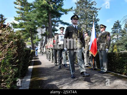 Caslav, Tschechische Republik. 26. April 2022. Die Urne mit den Leichenüberresten eines Kommandanten des tschechoslowakischen Geheimdienstes, Brigadegeneral Frantisek Moravec, wurde am Dienstag, den 26. April 2022, in seinem Heimathaus Caslav, Tschechien, in einem örtlichen Kolosseum begraben. Kredit: Lubos Pavlicek/CTK Foto/Alamy Live Nachrichten Stockfoto