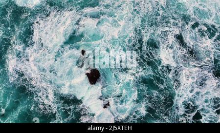 Blick von oben auf den Atlantik. Drohnenvideo der Meeresoberfläche. Stockfoto