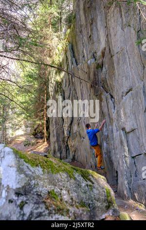 Bouldern in Val Calanca, Tessin, Schweiz Stockfoto