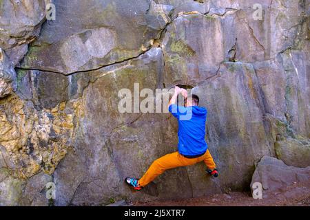 Bouldern in Val Calanca, Tessin, Schweiz Stockfoto