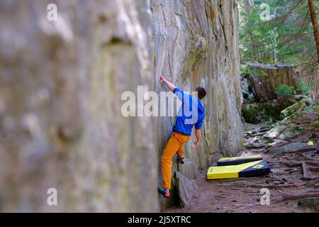 Bouldern in Val Calanca, Tessin, Schweiz Stockfoto