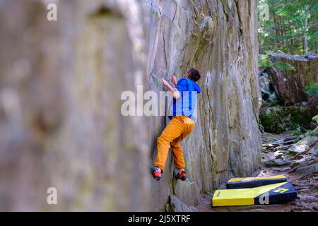 Bouldern in Val Calanca, Tessin, Schweiz Stockfoto