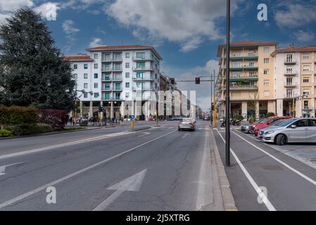 Cuneo, Piemont, Italien - 11. April 2022: Corso Nizza von der piazza Europa aus gesehen Stockfoto