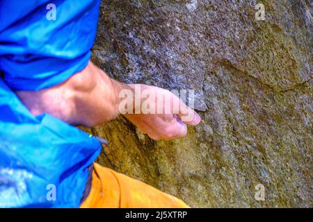 Bouldern in Val Calanca, Tessin, Schweiz Stockfoto