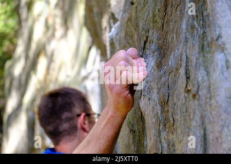 Bouldern in Val Calanca, Tessin, Schweiz Stockfoto