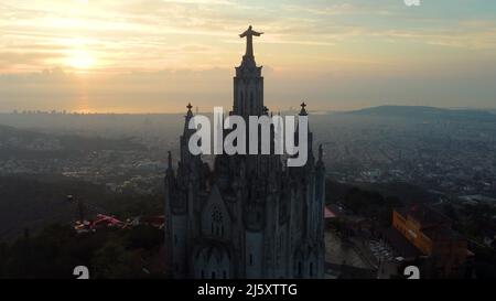 Der Berg Tibidabo mit dem Tempel des Heiligen Herzens. Stockfoto