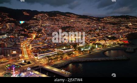 Blick von oben auf Funchal auf Madeira. Stadtbucht auf der Insel. Stockfoto