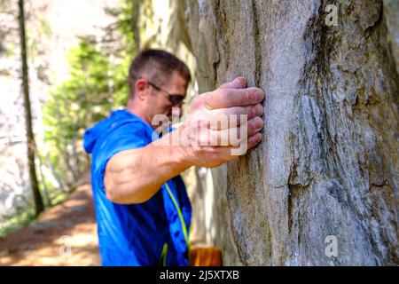 Bouldern in Val Calanca, Tessin, Schweiz Stockfoto