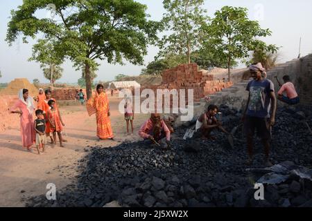 Santiniketan, Indien. 24. April 2022. (4/24/2022) im Bericht heißt es, dass es in ganz Indien 50 Tausend Ziegelöfen gibt. Im Durchschnitt arbeiten in jedem Ofen 150 Arbeiter. In der Ziegelofenindustrie, das Formen und Brennen von Ziegelsteinen aus Ton. Meist männlich, aber auch ein bedeutender Mitarbeiter von Frauen und Kindern. Ziegelöfen befinden sich in kleinen Produktionseinheiten außerhalb des Stadtgebiets. Die Arbeiter sind überwiegend Wanderarbeiter und die Arbeit ist saisonal. (Foto: Samiran Nandy/Pacific Press/Sipa USA) Quelle: SIPA USA/Alamy Live News Stockfoto