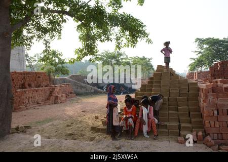 Santiniketan, Indien. 24. April 2022. (4/24/2022) im Bericht heißt es, dass es in ganz Indien 50 Tausend Ziegelöfen gibt. Im Durchschnitt arbeiten in jedem Ofen 150 Arbeiter. In der Ziegelofenindustrie, das Formen und Brennen von Ziegelsteinen aus Ton. Meist männlich, aber auch ein bedeutender Mitarbeiter von Frauen und Kindern. Ziegelöfen befinden sich in kleinen Produktionseinheiten außerhalb des Stadtgebiets. Die Arbeiter sind überwiegend Wanderarbeiter und die Arbeit ist saisonal. (Foto: Samiran Nandy/Pacific Press/Sipa USA) Quelle: SIPA USA/Alamy Live News Stockfoto