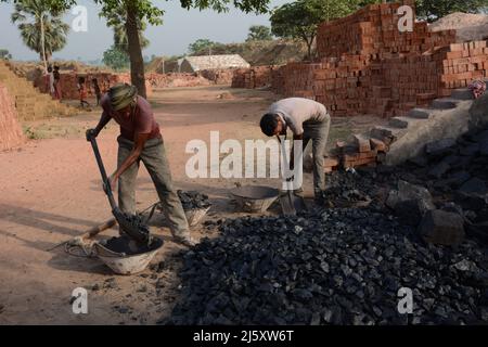 Santiniketan, Indien. 24. April 2022. (4/24/2022) im Bericht heißt es, dass es in ganz Indien 50 Tausend Ziegelöfen gibt. Im Durchschnitt arbeiten in jedem Ofen 150 Arbeiter. In der Ziegelofenindustrie, das Formen und Brennen von Ziegelsteinen aus Ton. Meist männlich, aber auch ein bedeutender Mitarbeiter von Frauen und Kindern. Ziegelöfen befinden sich in kleinen Produktionseinheiten außerhalb des Stadtgebiets. Die Arbeiter sind überwiegend Wanderarbeiter und die Arbeit ist saisonal. (Foto: Samiran Nandy/Pacific Press/Sipa USA) Quelle: SIPA USA/Alamy Live News Stockfoto