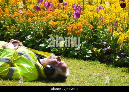 London, Großbritannien. 6. April 2022. Sonnenschein im April auf dem Trafalgar Square. Kredit: JOHNNY ARMSTEAD/Alamy Live Nachrichten Stockfoto