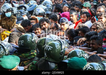 Colombo, Sri Lanka. 24. April 2022. Am 24. April 2022 nehmen Studenten an einer Demonstration gegen die anhaltende wirtschaftliche und politische Krise des Landes in Colombo, Sri Lanka, Teil. (Foto: Saman Abesiriwardana/Pacific Press/Sipa USA) Quelle: SIPA USA/Alamy Live News Stockfoto