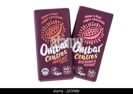 Ombar Centers Haselnuss-Trüffel und vegane Schokoriegel mit Himbeer- und Kokosnussgeschmack. Stockfoto