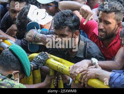 Colombo, Sri Lanka. 24. April 2022. Am 24. April 2022 nehmen Studenten an einer Demonstration gegen die anhaltende wirtschaftliche und politische Krise des Landes in Colombo, Sri Lanka, Teil. (Foto: Saman Abesiriwardana/Pacific Press/Sipa USA) Quelle: SIPA USA/Alamy Live News Stockfoto