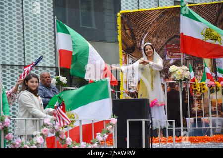 New York, Usa. 24. April 2022. Iranischer Festwagen auf der Madison Avenue während der jährlichen Parade zum Persischen Tag am 24. April 2022 in New York City. (Foto von Ryan Rahman/Pacific Press/Sipa USA) Quelle: SIPA USA/Alamy Live News Stockfoto