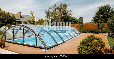 Exquisiter Pool mit transparenter Beschichtung. Stockfoto