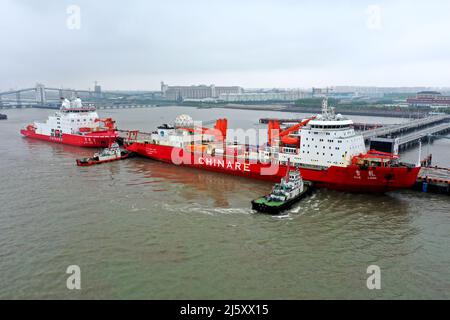 (220426) -- SHANGHAI, 26. April 2022 (Xinhua) -- Chinas Forschungseisbrecher Xuelong wird am 26. April 2022 in einem Hafen im ostchinesischen Shanghai vertäut. Der chinesische Forschungseisbrecher Xuelong oder Schneedrache kehrte am Dienstag nach Shanghai zurück und markierte damit das Ende der Antarktisexpedition des Landes im Jahr 38..zwei Eisbrecher nahmen an der 174-tägigen Antarktisexpedition Teil.der Xuelong 2 kam vor sechs Tagen in Shanghai an. (Polar Research Institute of China/Handout via Xinhua) Stockfoto