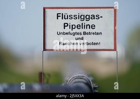 22. April 2022, Schleswig-Holstein, Brunsbüttel: Blick auf eine Flüssigerdgas-Pipeline am Nordsee Gas Terminal. Schleswig-Holsteins Ministerpräsident Günther will Anfang nächsten Jahres in Brunsbüttel ein schwimmendes LNG-Terminal in Betrieb nehmen. Dies würde den Bau einer 2,5 Kilometer langen Pipeline erfordern. Nach dem Plan wird das schwimmende Terminal in der Lage sein, jährlich fünf Milliarden Kubikmeter Gas in das deutsche Gasnetz einzuspeisen. (An dpa 'Günther will schwimmenden LNG-Terminal in Brunsbüttel Anfang 2023') Foto: Marcus Brandt/dpa Stockfoto