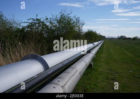 22. April 2022, Schleswig-Holstein, Brunsbüttel: Blick auf eine Flüssigerdgas-Pipeline am Nordsee Gas Terminal. Schleswig-Holsteins Ministerpräsident Günther will Anfang nächsten Jahres in Brunsbüttel ein schwimmendes LNG-Terminal in Betrieb nehmen. Dies würde den Bau einer 2,5 Kilometer langen Pipeline erfordern. Nach dem Plan wird das schwimmende Terminal in der Lage sein, jährlich fünf Milliarden Kubikmeter Gas in das deutsche Gasnetz einzuspeisen. (An dpa 'Günther will schwimmenden LNG-Terminal in Brunsbüttel Anfang 2023') Foto: Marcus Brandt/dpa Stockfoto