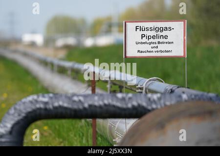 22. April 2022, Schleswig-Holstein, Brunsbüttel: Blick auf eine Flüssigerdgas-Pipeline am Nordsee Gas Terminal. Schleswig-Holsteins Ministerpräsident Günther will Anfang nächsten Jahres in Brunsbüttel ein schwimmendes LNG-Terminal in Betrieb nehmen. Dies würde den Bau einer 2,5 Kilometer langen Pipeline erfordern. Nach dem Plan wird das schwimmende Terminal in der Lage sein, jährlich fünf Milliarden Kubikmeter Gas in das deutsche Gasnetz einzuspeisen. (An dpa 'Günther will schwimmenden LNG-Terminal in Brunsbüttel Anfang 2023') Foto: Marcus Brandt/dpa Stockfoto