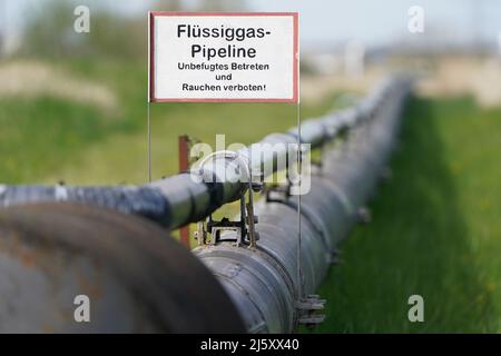 22. April 2022, Schleswig-Holstein, Brunsbüttel: Blick auf eine Flüssigerdgas-Pipeline am Nordsee Gas Terminal. Schleswig-Holsteins Ministerpräsident Günther will Anfang nächsten Jahres in Brunsbüttel ein schwimmendes LNG-Terminal in Betrieb nehmen. Dies würde den Bau einer 2,5 Kilometer langen Pipeline erfordern. Nach dem Plan wird das schwimmende Terminal in der Lage sein, jährlich fünf Milliarden Kubikmeter Gas in das deutsche Gasnetz einzuspeisen. (An dpa 'Günther will schwimmenden LNG-Terminal in Brunsbüttel Anfang 2023') Foto: Marcus Brandt/dpa Stockfoto