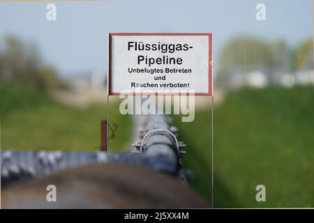 22. April 2022, Schleswig-Holstein, Brunsbüttel: Blick auf eine Flüssigerdgas-Pipeline am Nordsee Gas Terminal. Schleswig-Holsteins Ministerpräsident Günther will Anfang nächsten Jahres in Brunsbüttel ein schwimmendes LNG-Terminal in Betrieb nehmen. Dies würde den Bau einer 2,5 Kilometer langen Pipeline erfordern. Nach dem Plan wird das schwimmende Terminal in der Lage sein, jährlich fünf Milliarden Kubikmeter Gas in das deutsche Gasnetz einzuspeisen. (An dpa 'Günther will schwimmenden LNG-Terminal in Brunsbüttel Anfang 2023') Foto: Marcus Brandt/dpa Stockfoto